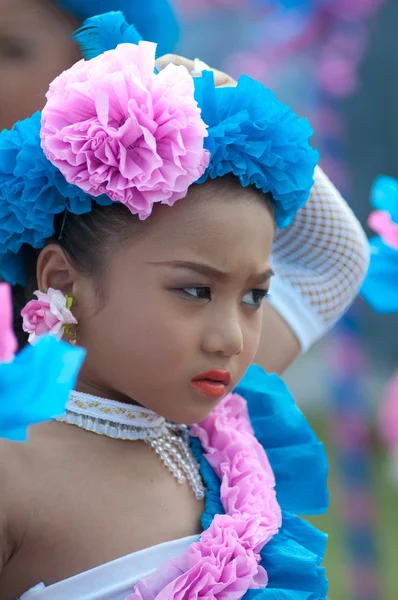 Niet-geïdentificeerde Thaise studenten in ceremonie tijdens sport parade — Stockfoto