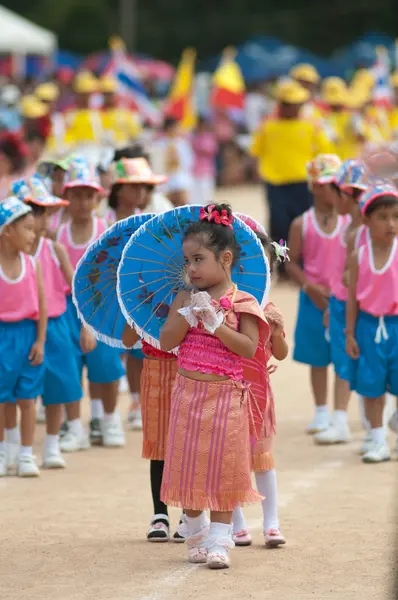 Étudiants thaïlandais non identifiés en cérémonie pendant le défilé sportif — Photo