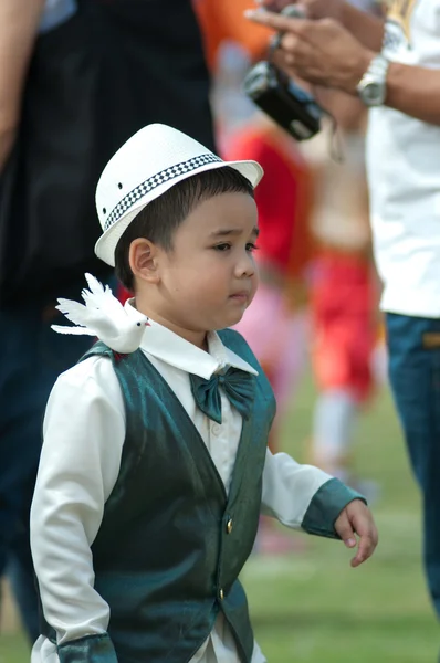 Estudantes tailandeses não identificados em uniforme de cerimônia durante desfile esportivo — Fotografia de Stock