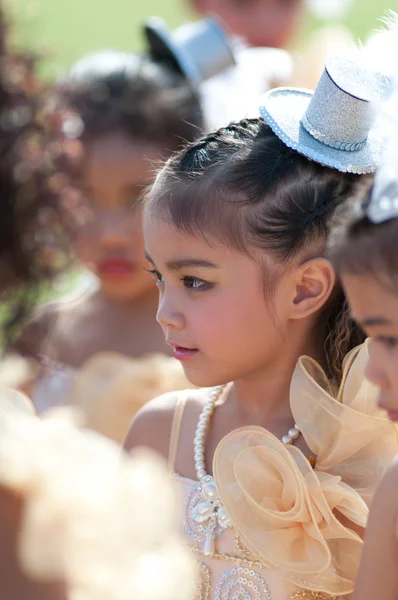 Niet-geïdentificeerde Thaise studenten in ceremonie uniform tijdens sport parade — Stockfoto