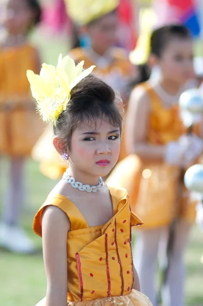 Oidentifierade thailändska studenter i ceremoni enhetlig under sport parad — Stockfoto