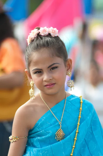 Niet-geïdentificeerde Thaise studenten in ceremonie uniform tijdens sport parade — Stockfoto