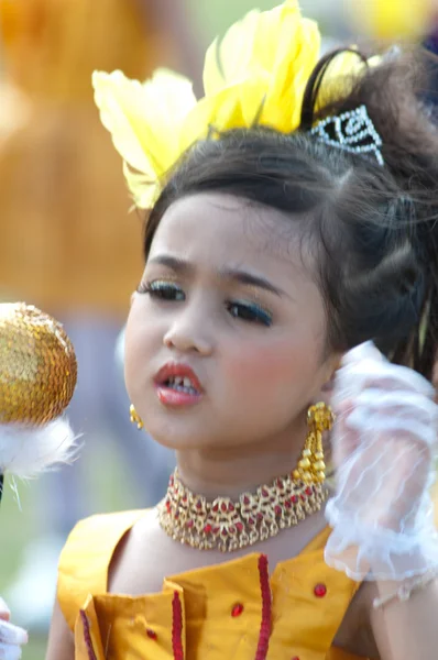 Oidentifierade thailändska studenter i ceremoni enhetlig under sport parad — Stockfoto