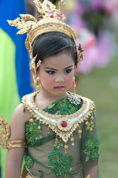 Unbekannte thailändische Studenten in Zeremonienuniform bei Sportparade — Stockfoto