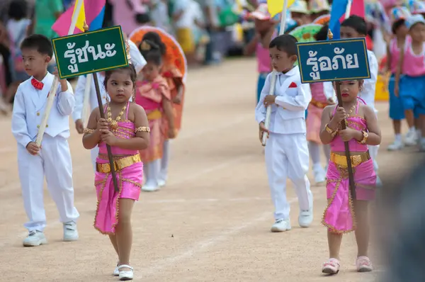 Oidentifierade thailändska studenter i ceremoni enhetlig under sport parad — Stockfoto