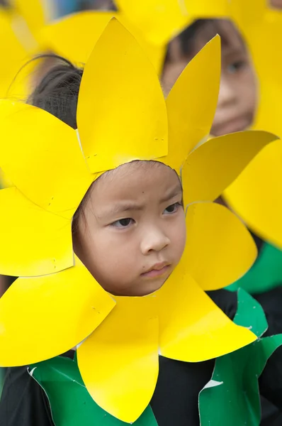 Studenti thailandesi non identificati in uniforme da cerimonia durante la parata sportiva — Foto Stock