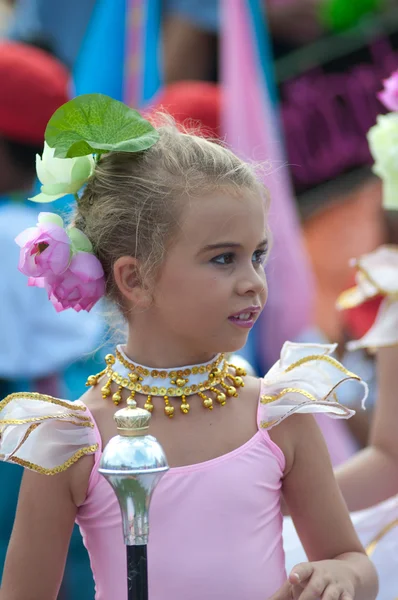 Unidentified Thai students in ceremony uniform during sport parade — Stock Photo, Image