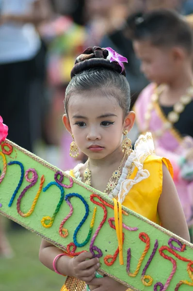 Oidentifierade thailändska studenter i ceremoni enhetlig under sport parad — Stockfoto