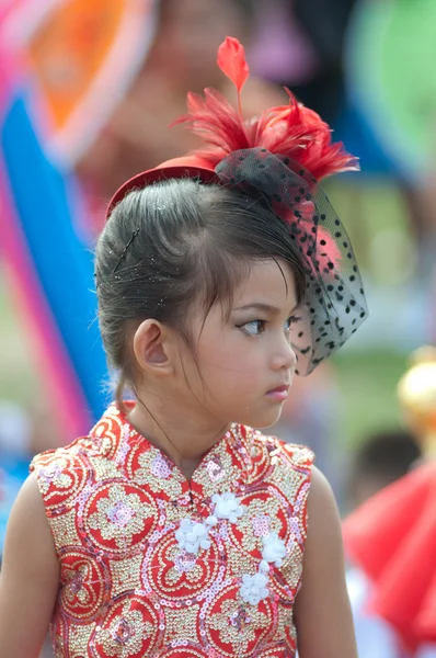 Oidentifierade thailändska studenter i ceremoni enhetlig under sport parad — Stockfoto