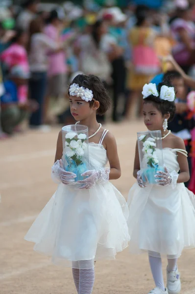 Niet-geïdentificeerde Thaise studenten in ceremonie uniform tijdens sport parade — Stockfoto