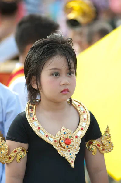 Niet-geïdentificeerde Thaise studenten in ceremonie uniform tijdens sport parade — Stockfoto