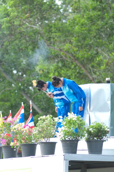 Étudiants thaïlandais non identifiés en uniforme de cérémonie pendant le défilé sportif — Photo