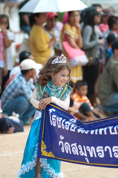 Niet-geïdentificeerde Thaise studenten in ceremonie uniform tijdens sport parade — Stockfoto