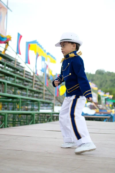 Niet-geïdentificeerde Thaise studenten in ceremonie uniform tijdens sport parade — Stockfoto