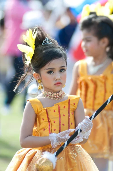 Niet-geïdentificeerde Thaise studenten in ceremonie uniform tijdens sport parade — Stockfoto