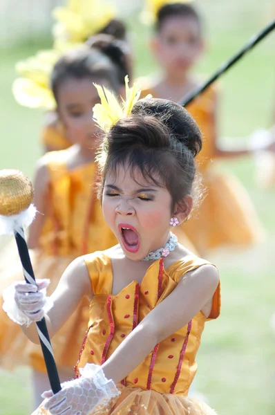 Niet-geïdentificeerde Thaise studenten in ceremonie uniform tijdens sport parade — Stockfoto