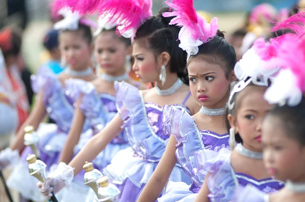 Studenti thailandesi non identificati in uniforme da cerimonia durante la parata sportiva — Foto Stock