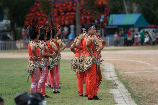 Estudantes tailandeses não identificados em uniforme de cerimônia durante desfile esportivo — Fotografia de Stock