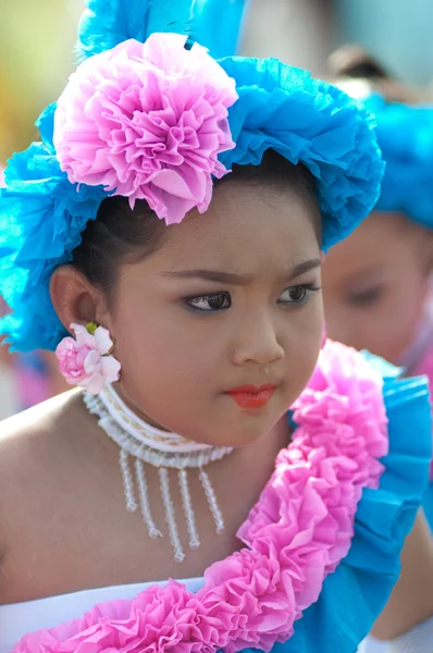 Niet-geïdentificeerde Thaise studenten in ceremonie uniform tijdens sport parade — Stockfoto