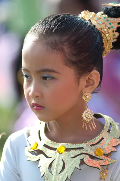 Niet-geïdentificeerde Thaise studenten in ceremonie uniform tijdens sport parade — Stockfoto