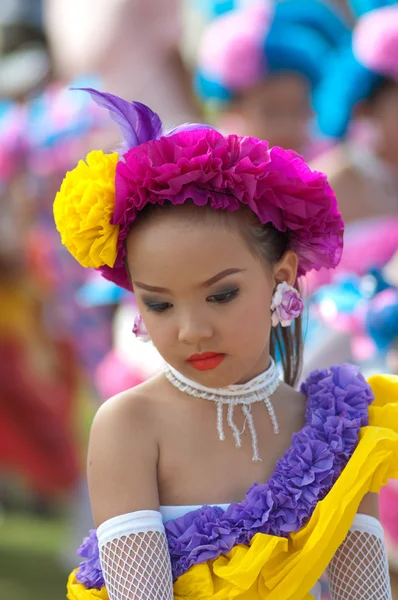 Niet-geïdentificeerde Thaise studenten in ceremonie uniform tijdens sport parade — Stockfoto