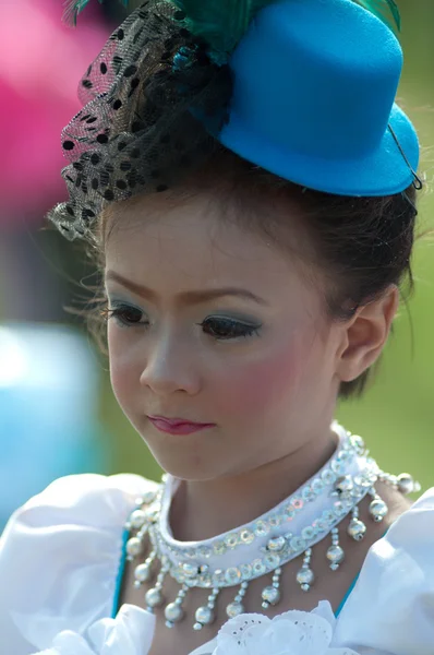 Estudantes tailandeses não identificados em uniforme de cerimônia durante desfile esportivo — Fotografia de Stock