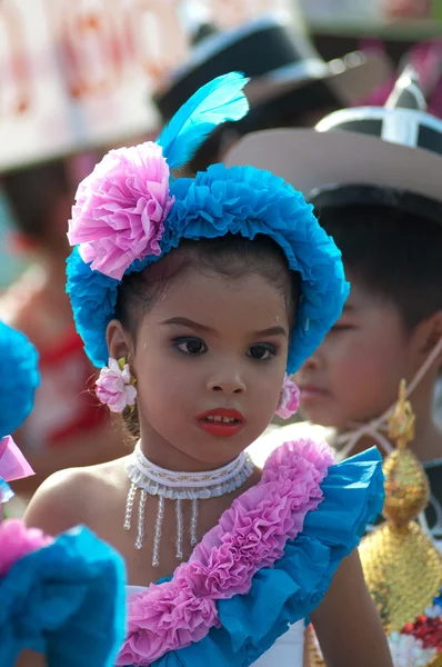 Niet-geïdentificeerde Thaise studenten in ceremonie uniform tijdens sport parade — Stockfoto