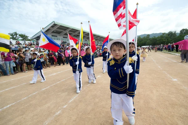 Estudiantes tailandeses no identificados en uniforme de ceremonia durante el desfile deportivo — Foto de Stock