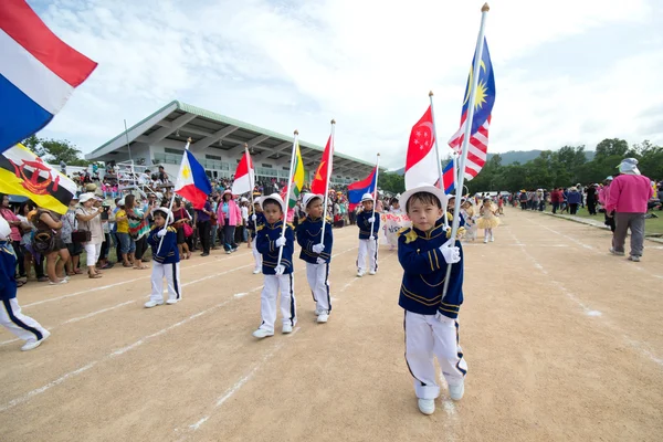 Unidentified Thai students in ceremony uniform during sport parade — Stock Photo, Image