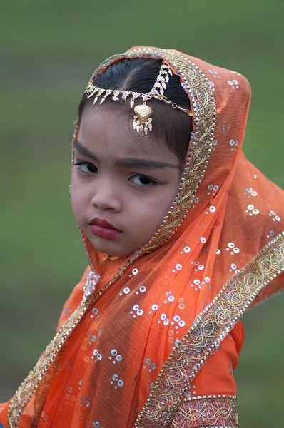 Niet-geïdentificeerde Thaise studenten in ceremonie uniform tijdens sport parade — Stockfoto