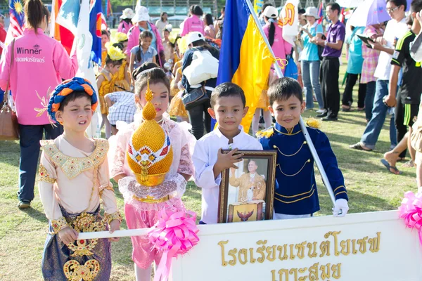 Oidentifierade thailändska studenter i ceremoni enhetlig under sport parad — Stockfoto