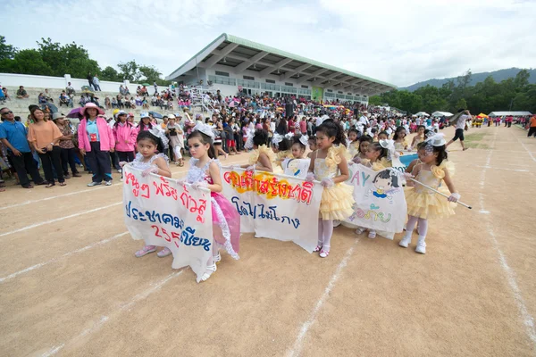 Mahasiswa Thailand yang tidak dikenal dalam upacara seragam selama parade olahraga — Stok Foto