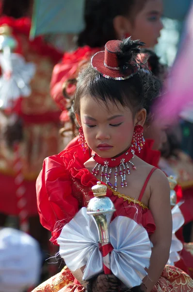 Niet-geïdentificeerde Thaise studenten in ceremonie uniform tijdens sport parade — Stockfoto