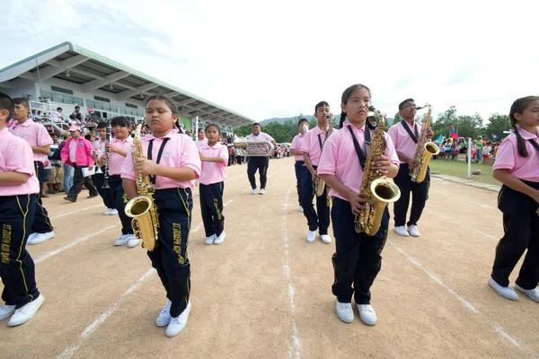 Niet-geïdentificeerde Thaise studenten in ceremonie uniform tijdens sport parade — Stockfoto