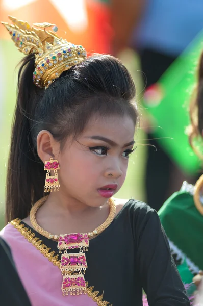 Estudiantes tailandeses no identificados en uniforme de ceremonia durante el desfile deportivo — Foto de Stock