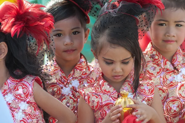 Niet-geïdentificeerde Thaise studenten in ceremonie uniform tijdens sport parade — Stockfoto