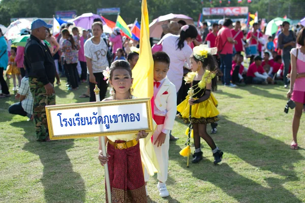 Oidentifierade thailändska studenter i ceremoni enhetlig under sport parad — Stockfoto