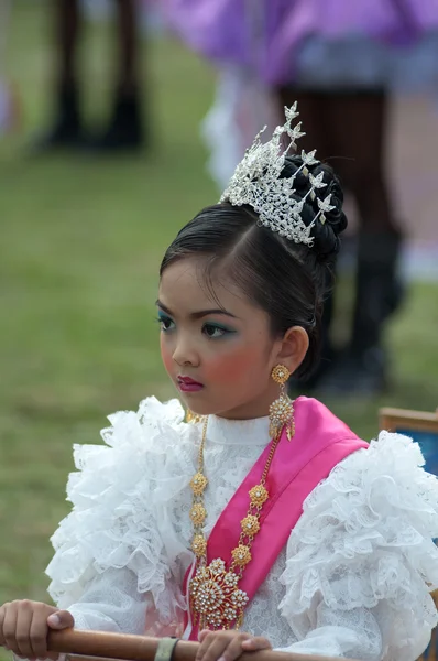 Niet-geïdentificeerde Thaise studenten in ceremonie uniform tijdens sport parade — Stockfoto