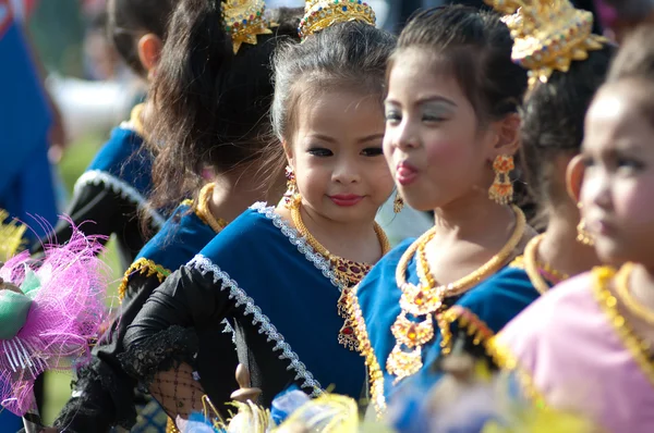 Estudantes tailandeses não identificados em uniforme de cerimônia durante desfile esportivo — Fotografia de Stock