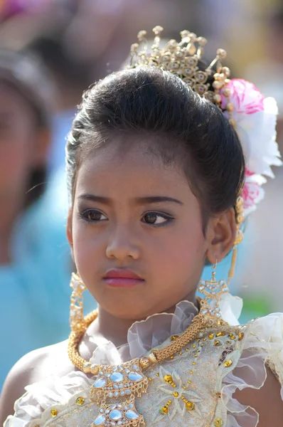 Niet-geïdentificeerde Thaise studenten in ceremonie uniform tijdens sport parade — Stockfoto