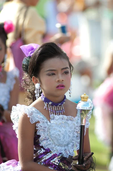 Niet-geïdentificeerde Thaise studenten in ceremonie uniform tijdens sport parade — Stockfoto