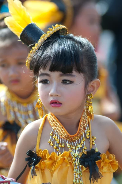 Niet-geïdentificeerde Thaise studenten in ceremonie uniform tijdens sport parade — Stockfoto