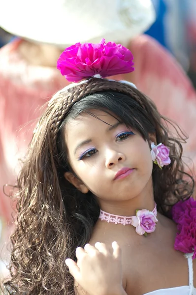 Unidentified Thai students in ceremony uniform during sport parade — Stock Photo, Image