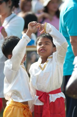 Taylandlı öğrenciler spor geçit töreninde yapılan eski kimliği belirsiz