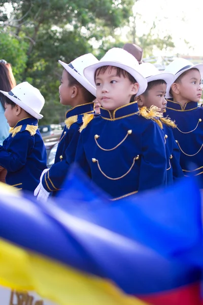 Niet-geïdentificeerde Thaise studenten oude in ceremonie tijdens sport parade — Stockfoto