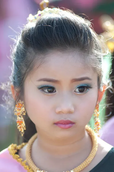 Niet-geïdentificeerde Thaise studenten in ceremonie tijdens sport parade — Stockfoto