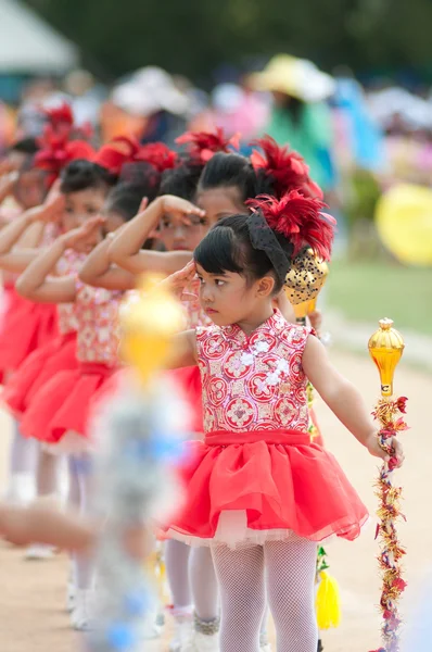 Niet-geïdentificeerde Thaise studenten in ceremonie tijdens sport parade — Stockfoto