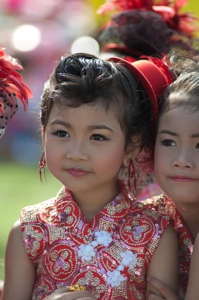 Niet-geïdentificeerde Thaise studenten in ceremonie tijdens sport parade — Stockfoto