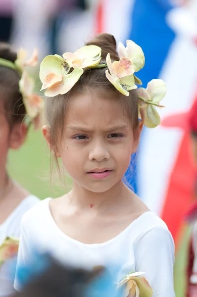 Niet-geïdentificeerde Thaise studenten in ceremonie tijdens sport parade — Stockfoto