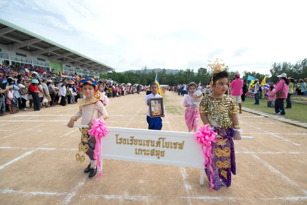 Niet-geïdentificeerde Thaise studenten in ceremonie tijdens sport parade — Stockfoto